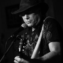 Peter Folco: a Gentleman singing with a guitar